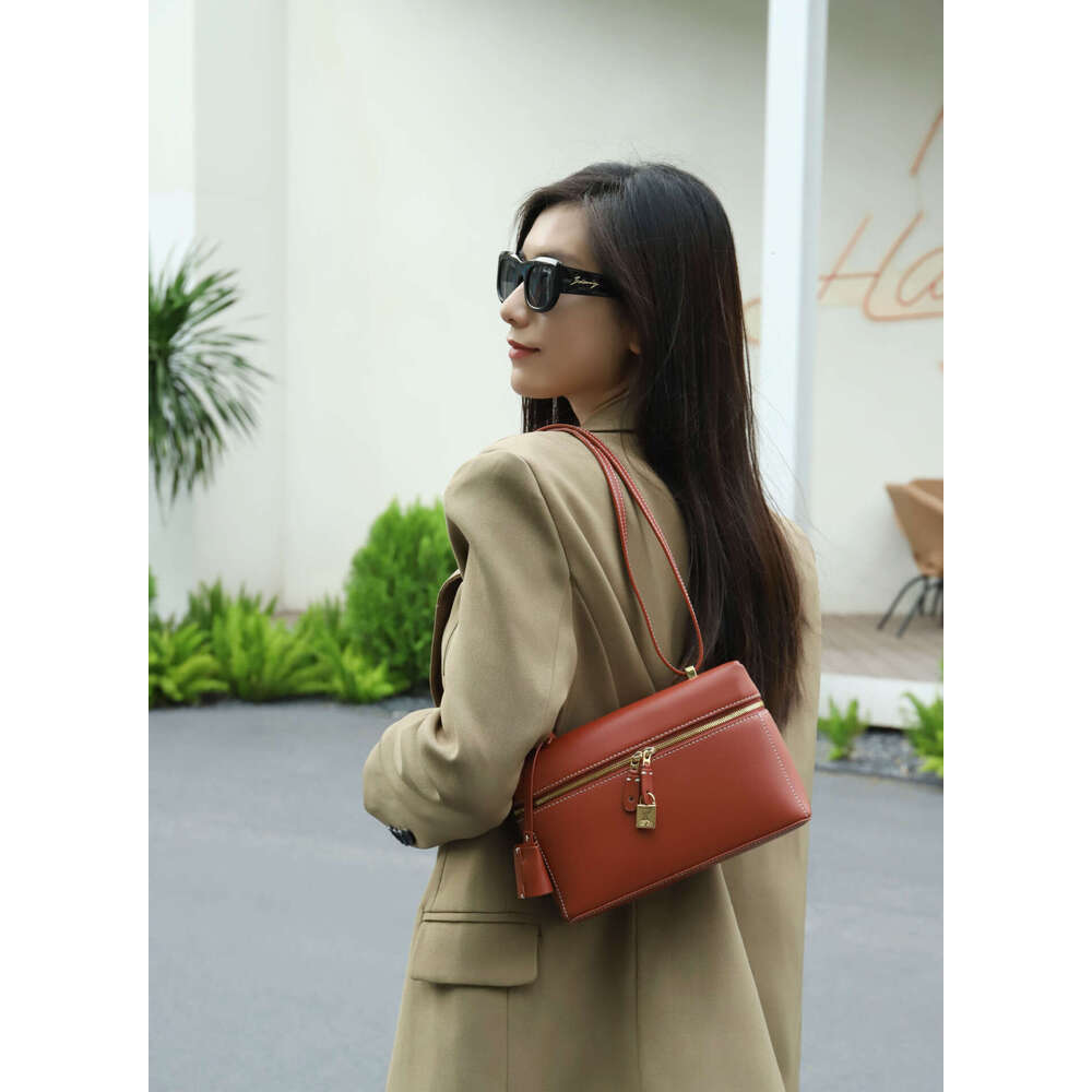 High end small square 2025 new exquisite armpit genuine leather women's niche temperament tote bag