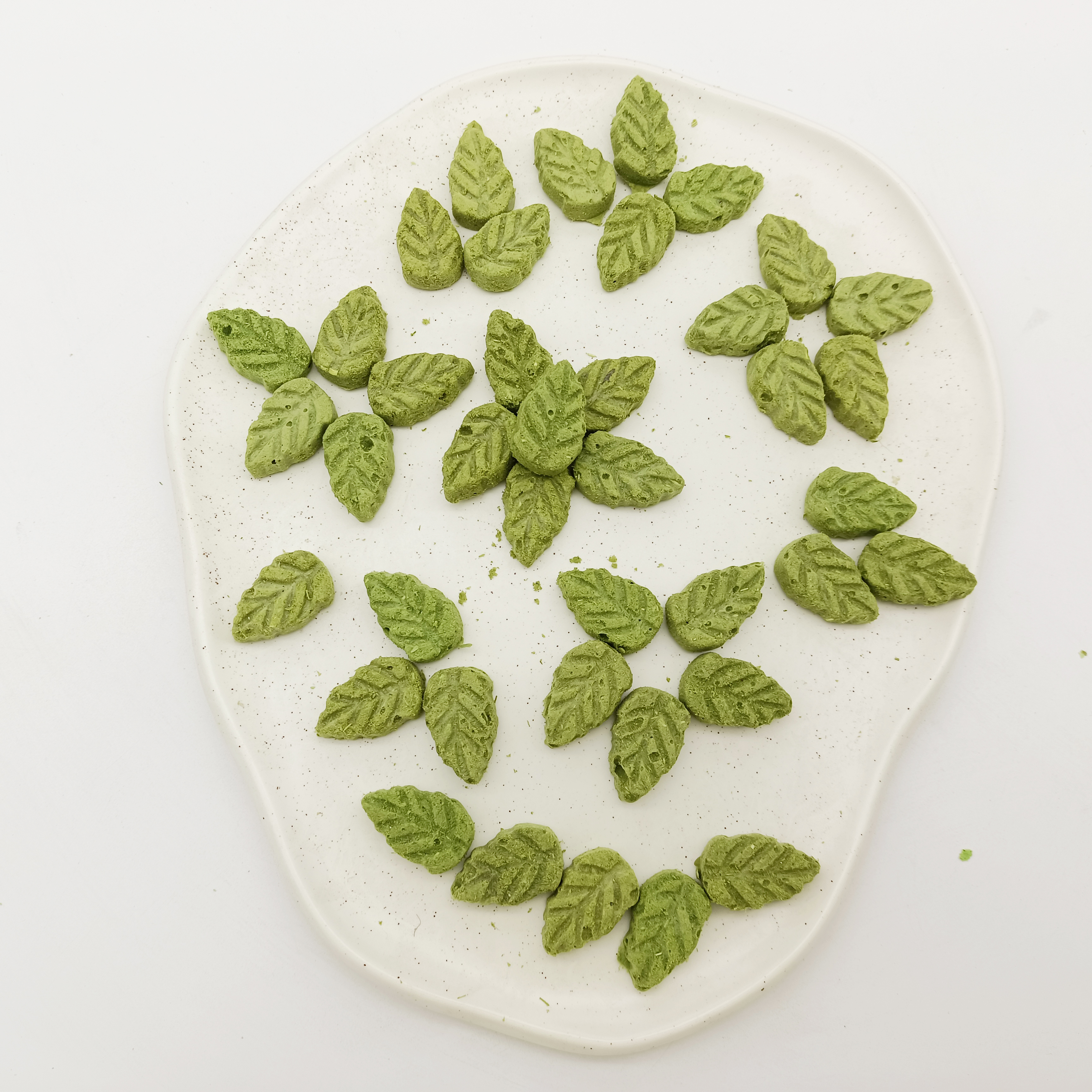 Wholesale bulk freeze-dried cat snacks Freeze-dried Chicken Cat grass leaf biscuits Pet freeze-dried snacks cat Treats