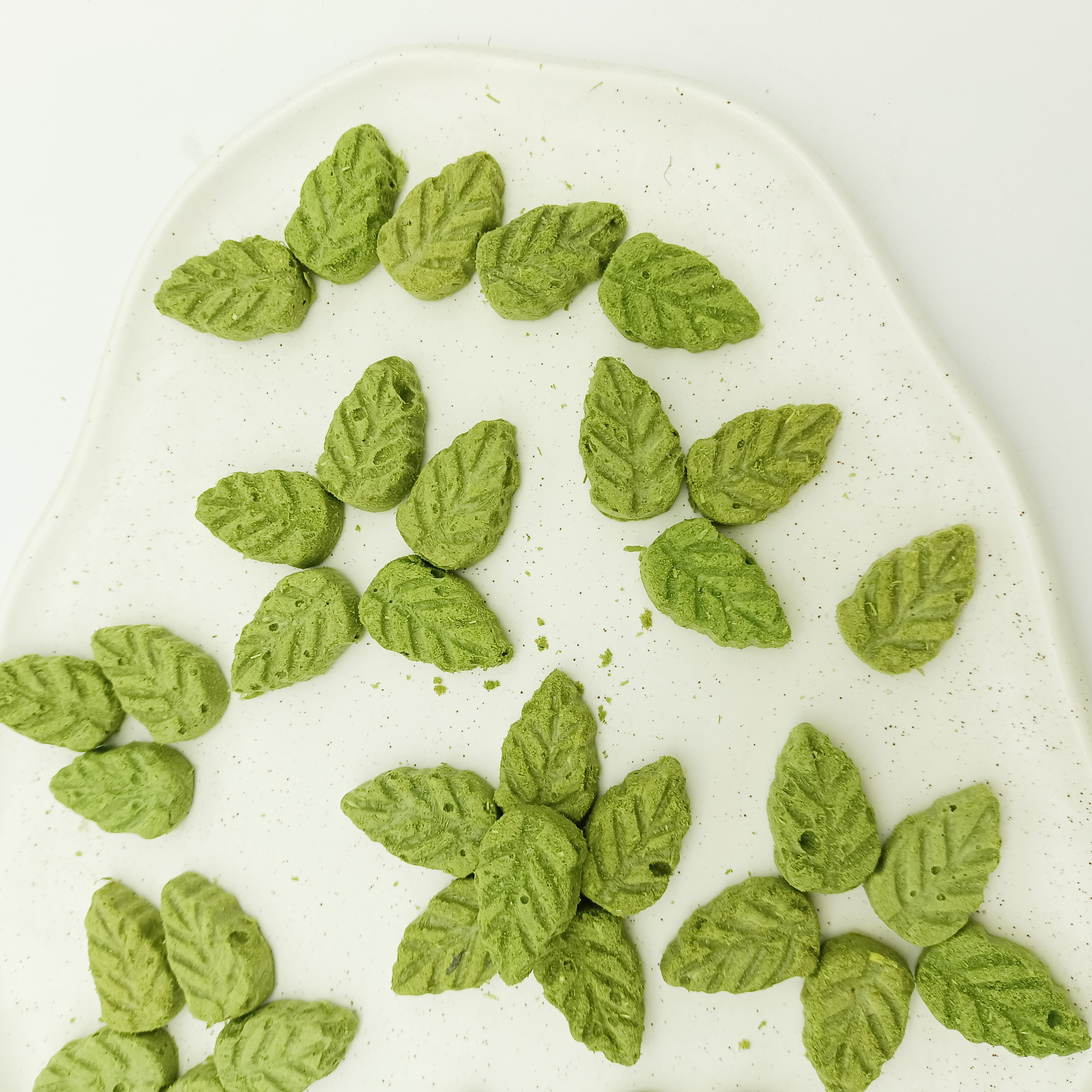Wholesale bulk freeze-dried cat snacks Freeze-dried Chicken Cat grass leaf biscuits Pet freeze-dried snacks cat Treats
