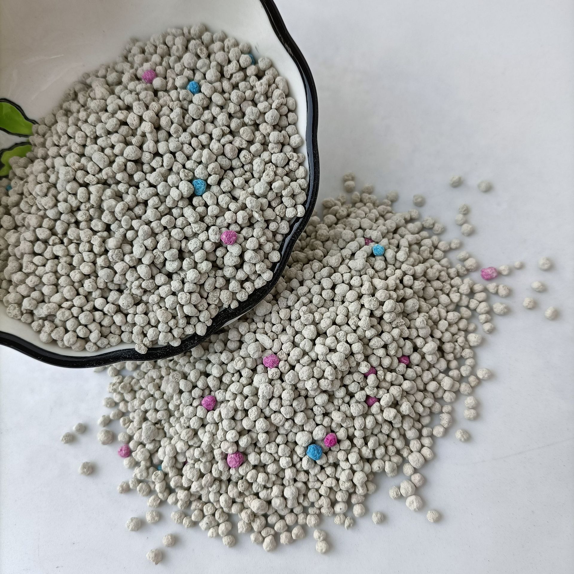 High Water Absorption Flushable Bentonite Cat Sand Rapid Absorption Dark Grey Kinetic Warrior Litter Sand For Cat