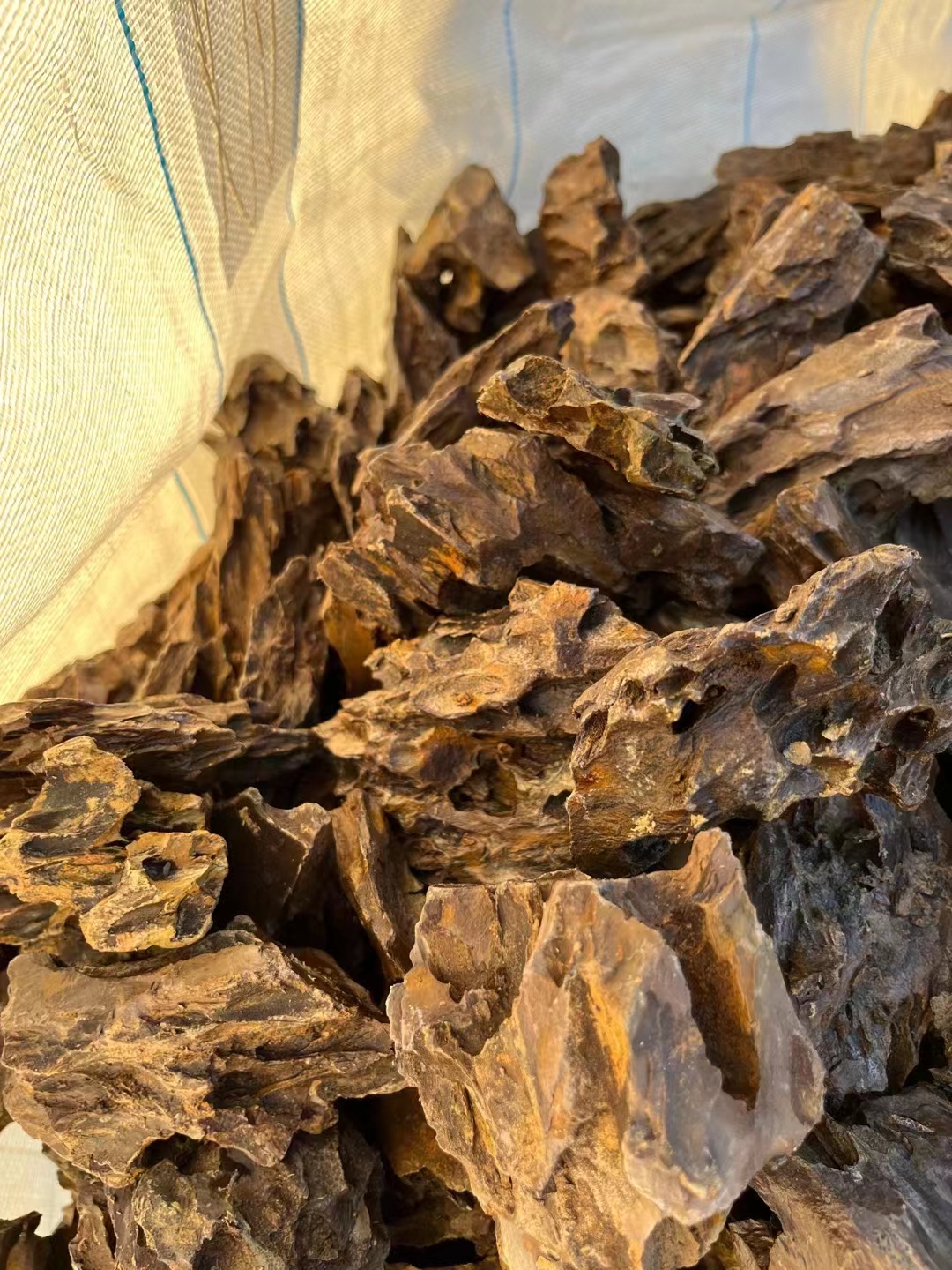 Door to door price small size good quality Dragon Stone Rock Aquarium Decoration Landscape Stone