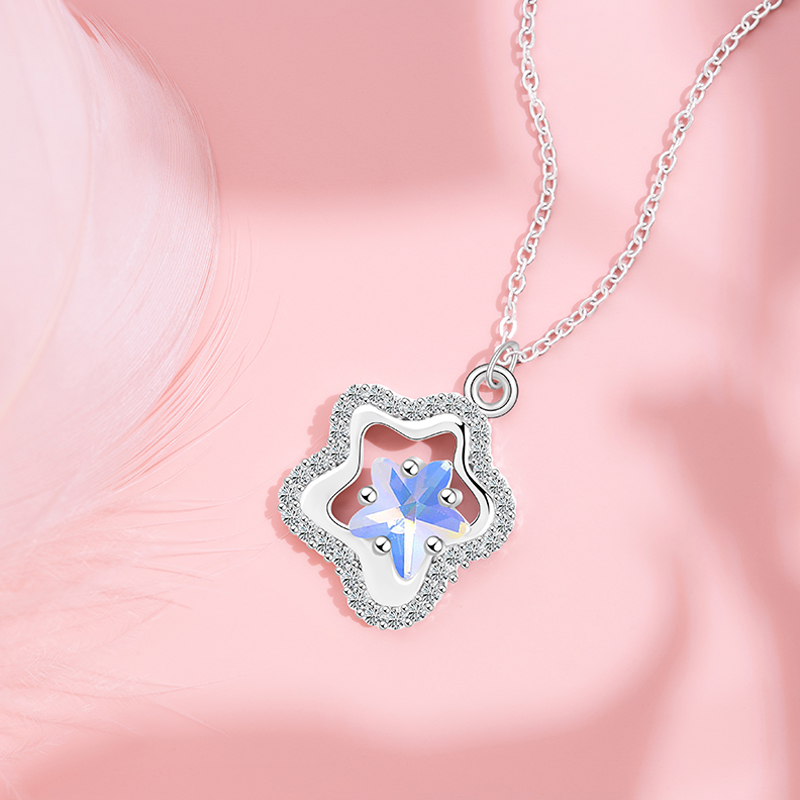 Trendy and Sophisticated Women's Stainless Steel Necklace Featuring a Star Pendant - Casual Yet Elegant Style