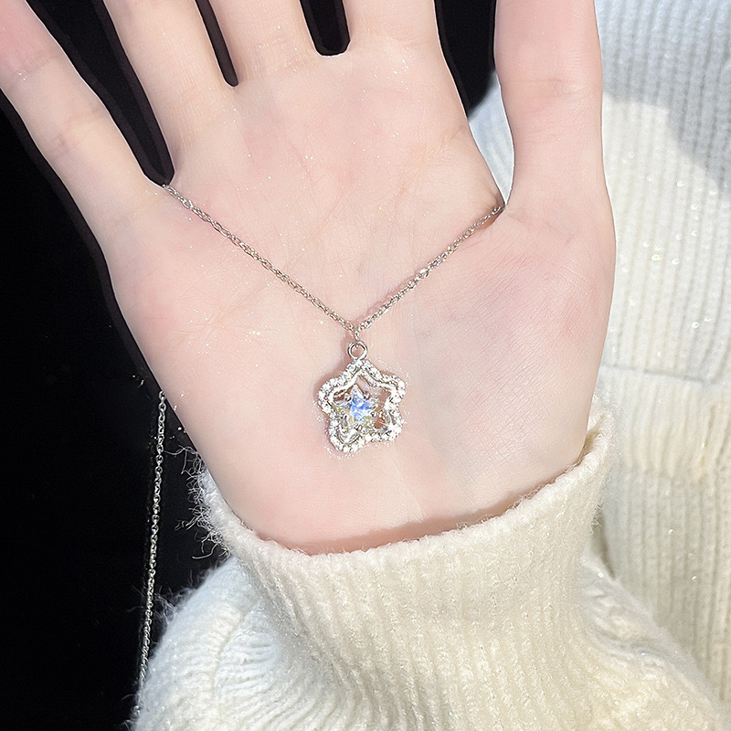 Trendy and Sophisticated Women's Stainless Steel Necklace Featuring a Star Pendant - Casual Yet Elegant Style