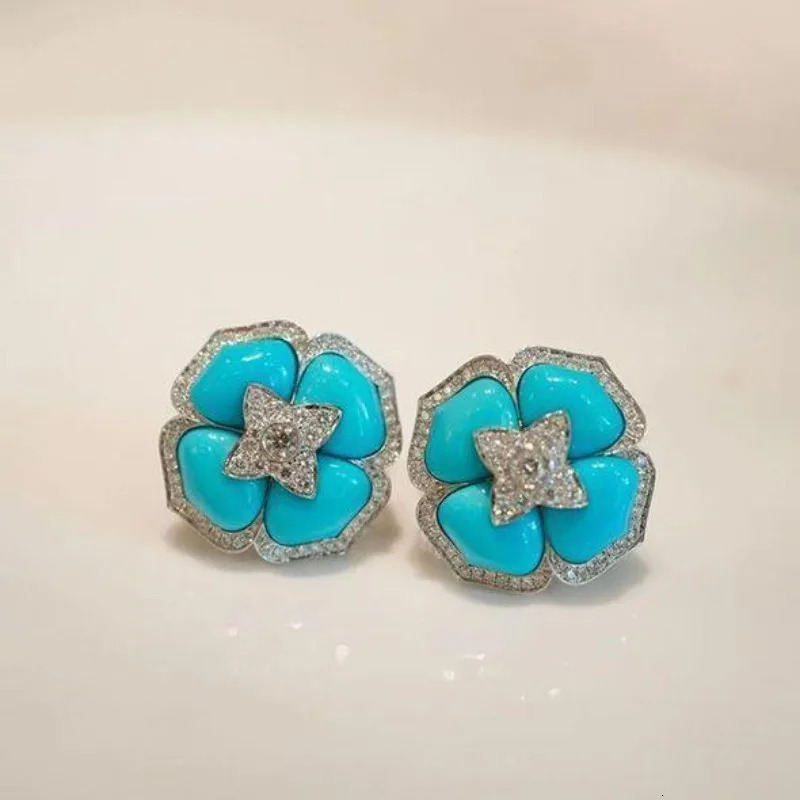 ious and fashionable turquoise earrings set with silver flowers suitable for womens classic wedding jewelry 241127