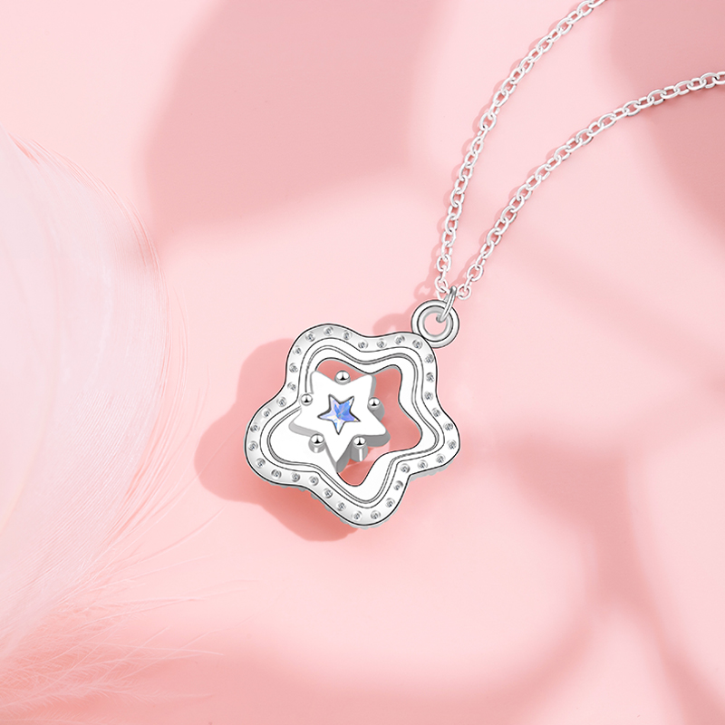 Trendy and Sophisticated Women's Stainless Steel Necklace Featuring a Star Pendant - Casual Yet Elegant Style