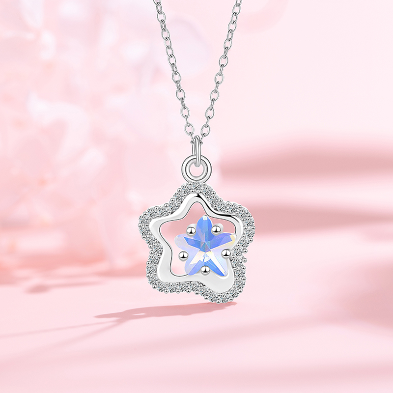 Trendy and Sophisticated Women's Stainless Steel Necklace Featuring a Star Pendant - Casual Yet Elegant Style