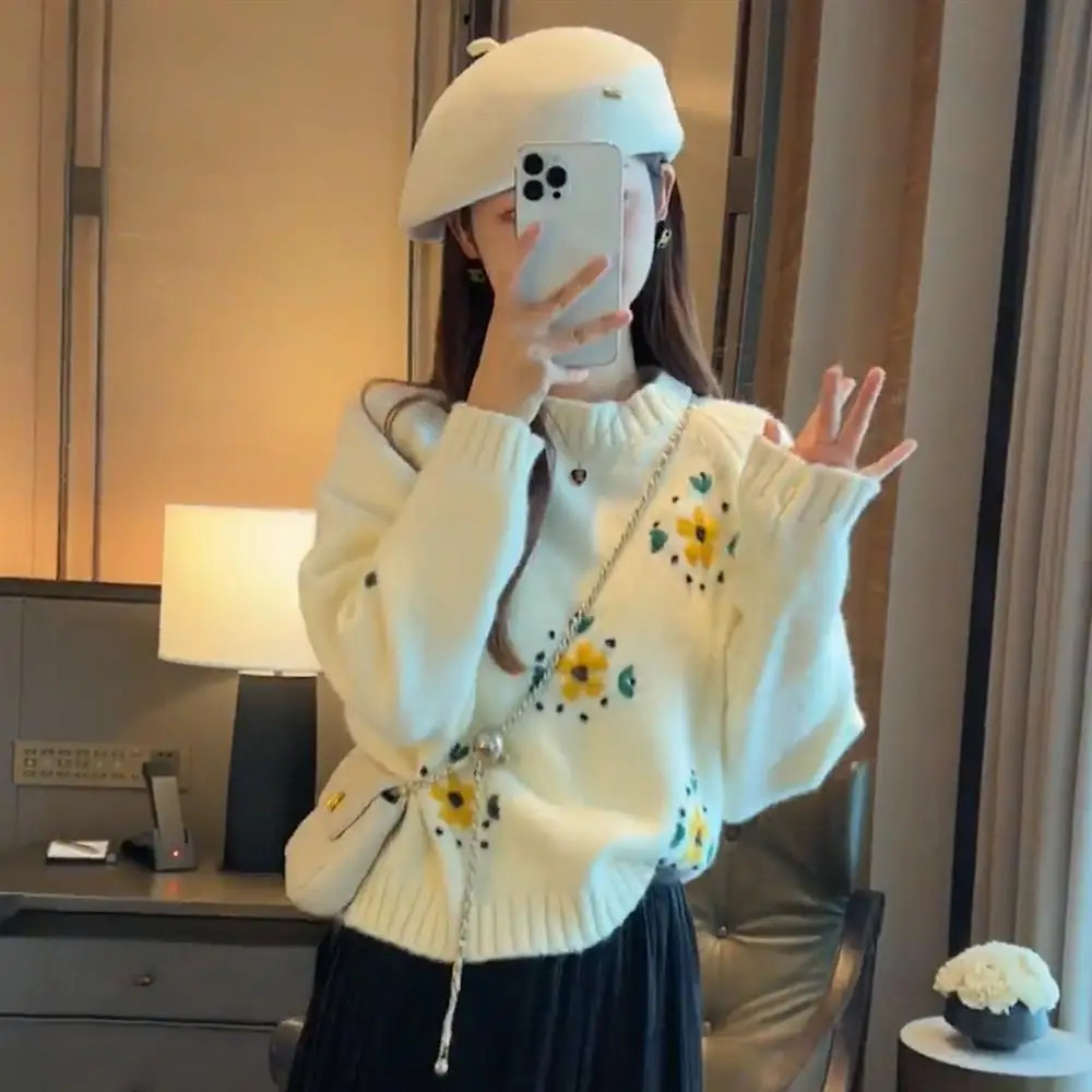 Autumn pregnant womens sweater Korean style long sleeved O-neck big flower embroidery fashion pregnant womens knitted floral top 241126