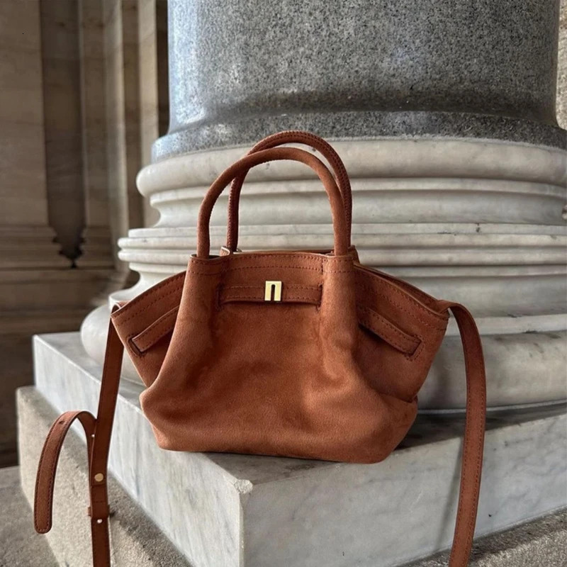 Autumn New Suede Buckle Design Women's Tote Classic Fashion Casual Handbag Retro Versatile Ladies Shoulder Armpit Bag Cartoon Style BagVoyage