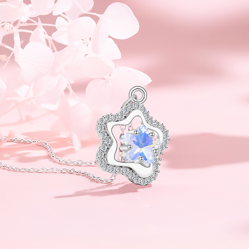 Trendy and Sophisticated Women's Stainless Steel Necklace Featuring a Star Pendant - Casual Yet Elegant Style