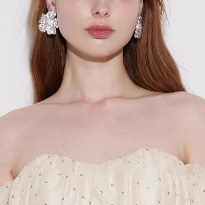 Huitan Aesthetic Big Flower n Earrings for Women Full Bling Iced Out CZ Sparkling Women Earrings Wedding Fashion Jewelry 241127