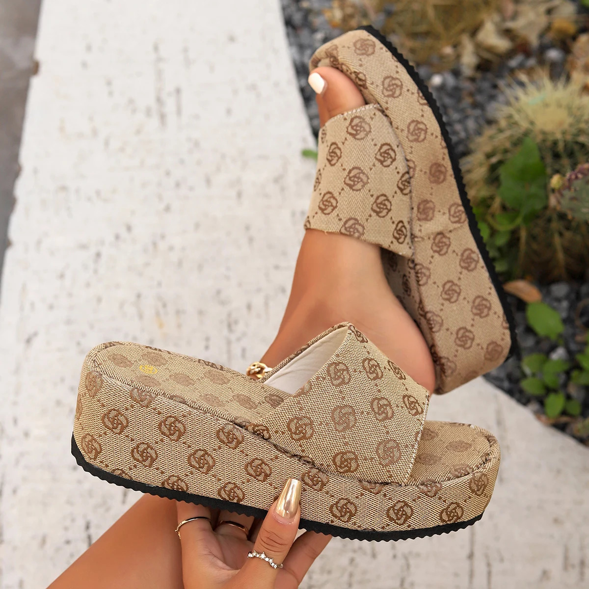 Womens Wedding Slide Summer Luxury Platform Sandals Fashion Designer Flat Slide Soft soled Shoes Breathable Beach Slide 241127
