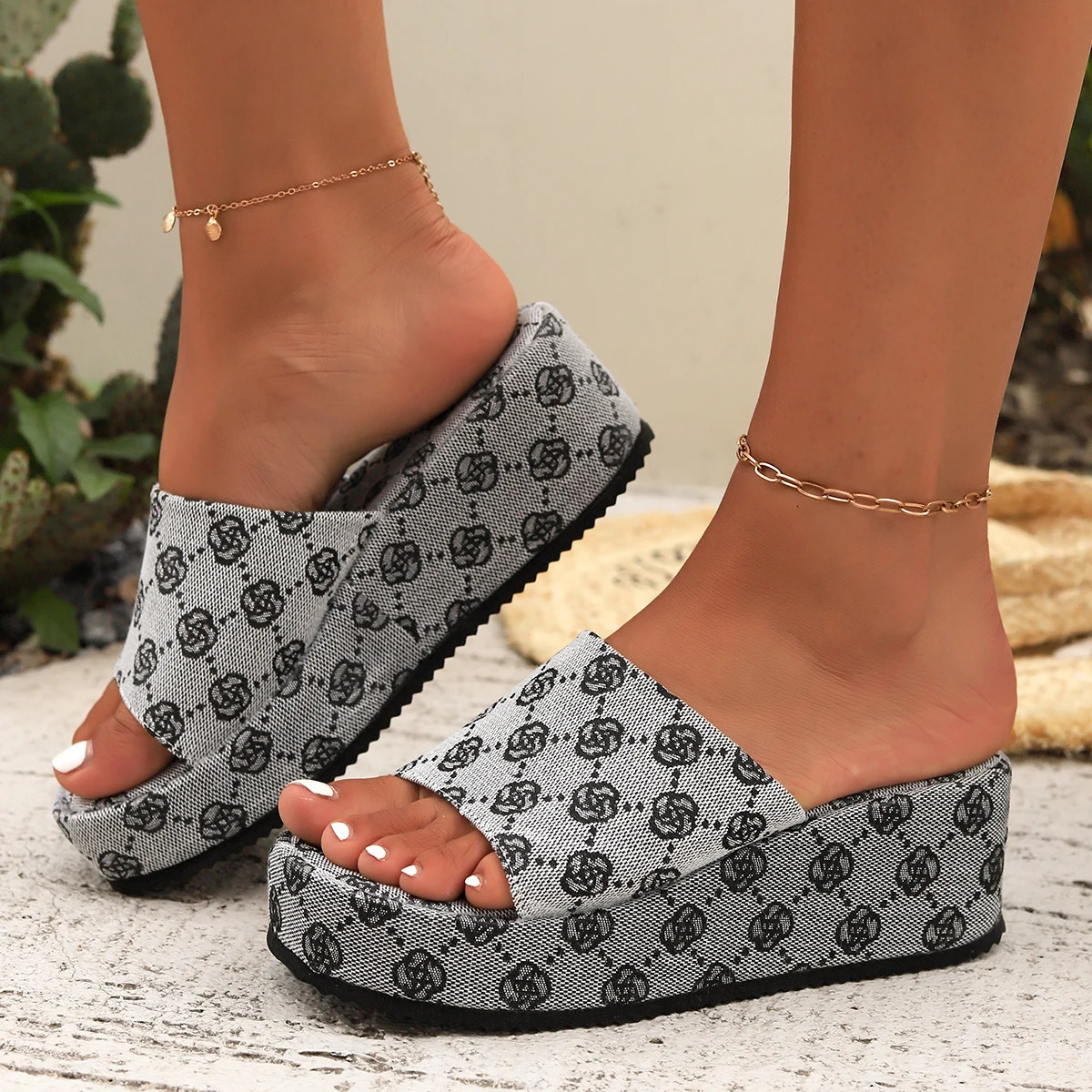 Womens Wedding Slide Summer Luxury Platform Sandals Fashion Designer Flat Slide Soft soled Shoes Breathable Beach Slide 241127