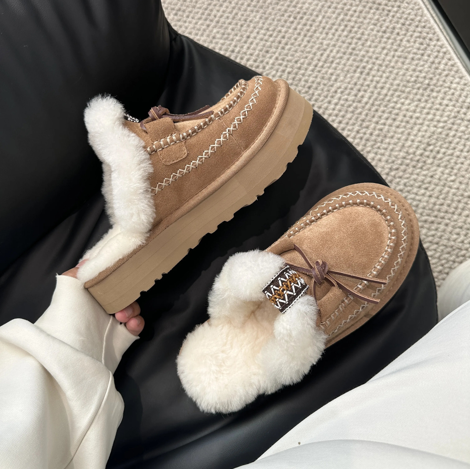 Artificial suede fur exposed slider 2024 winter warm plain woolen shoes wool Moccasins thick sole tassel decoration 241127