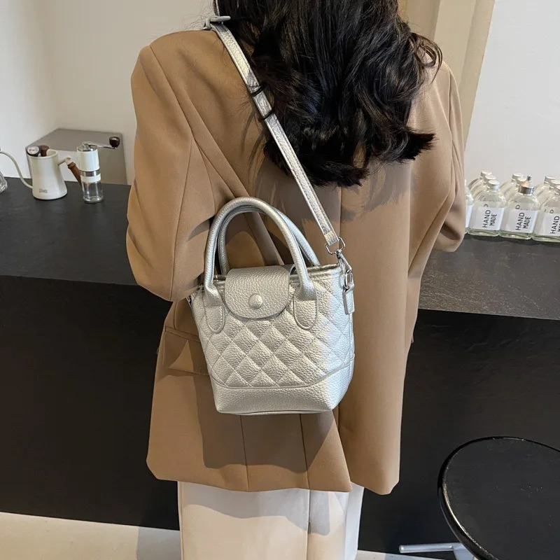 trend New Handheld Commuter Women s Winter New Style High end Simple and Trendy Single Shoulder Korean leisure Multi functional Designer Bucket Bag