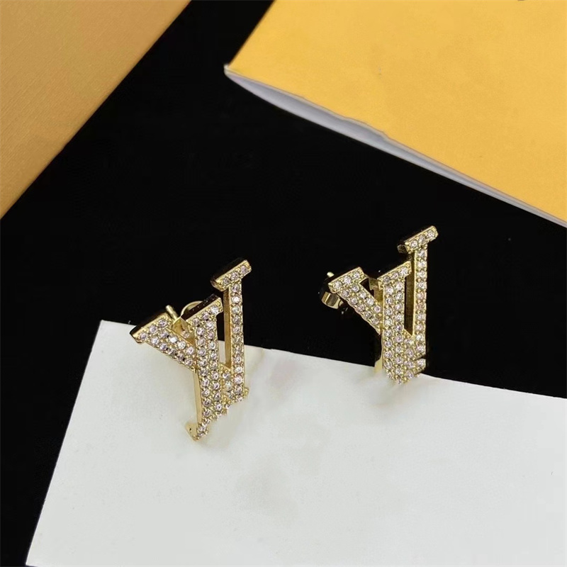 Designer Gold Necklace for Women Pendant Necklace Elegant L Necklaces High Quality Wedding Jewellery Letters Jewelry Party Gift necklace chain