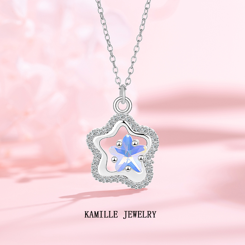 Trendy and Sophisticated Women's Stainless Steel Necklace Featuring a Star Pendant - Casual Yet Elegant Style