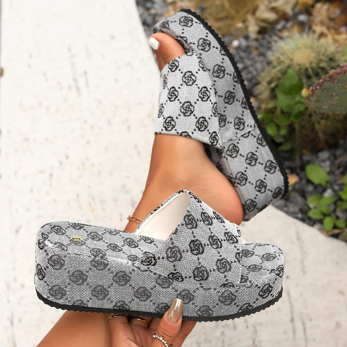 Womens Wedding Slide Summer Luxury Platform Sandals Fashion Designer Flat Slide Soft soled Shoes Breathable Beach Slide 241127