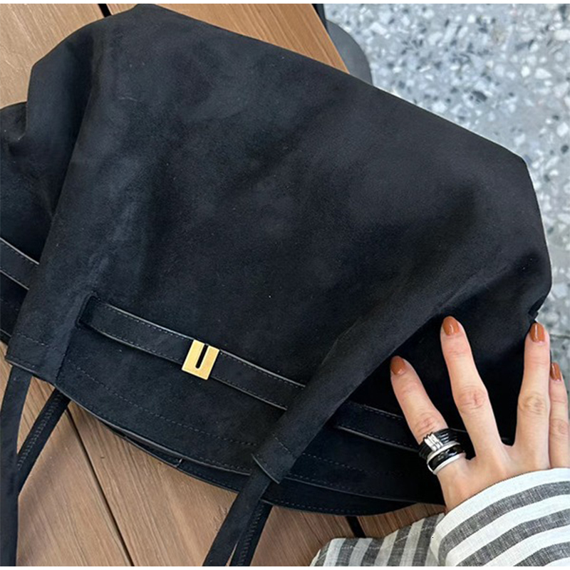 Autumn New Suede Buckle Design Women's Tote Classic Fashion Casual Handbag Retro Versatile Ladies Shoulder Armpit Bag Cartoon Style BagVoyage