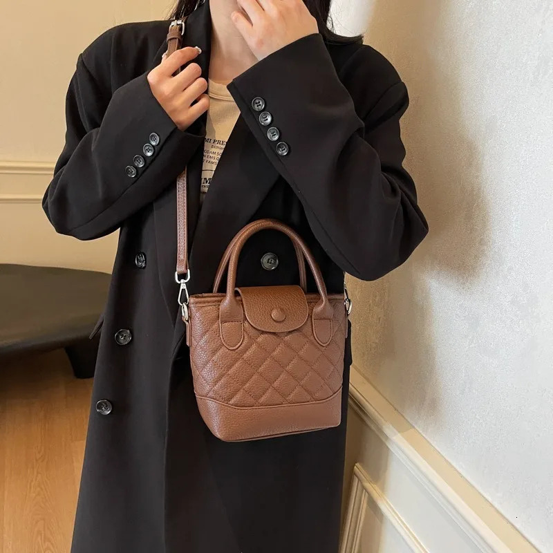 trend New Handheld Commuter Women s Winter New Style High end Simple and Trendy Single Shoulder Korean leisure Multi functional Designer Bucket Bag
