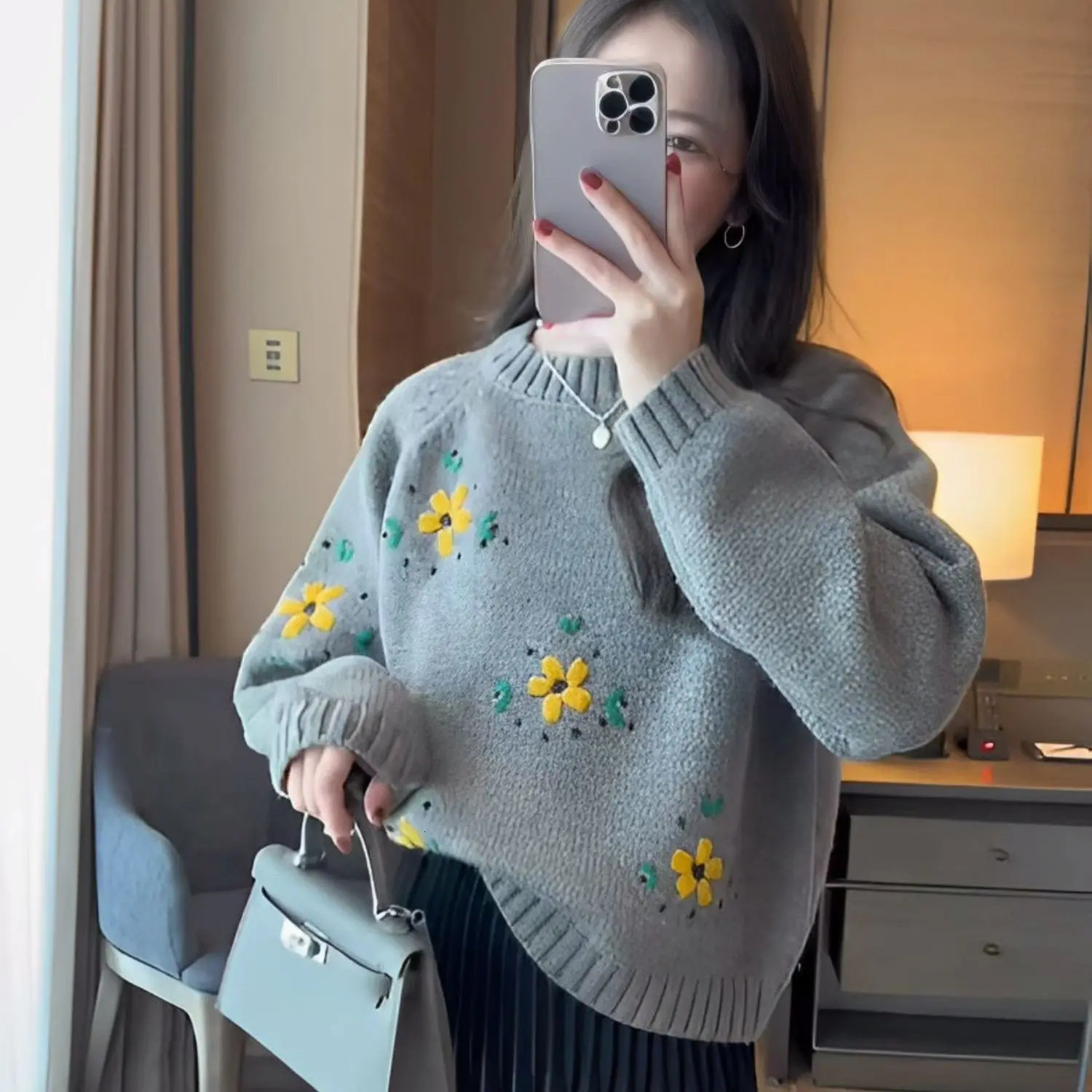 Autumn pregnant womens sweater Korean style long sleeved O-neck big flower embroidery fashion pregnant womens knitted floral top 241126