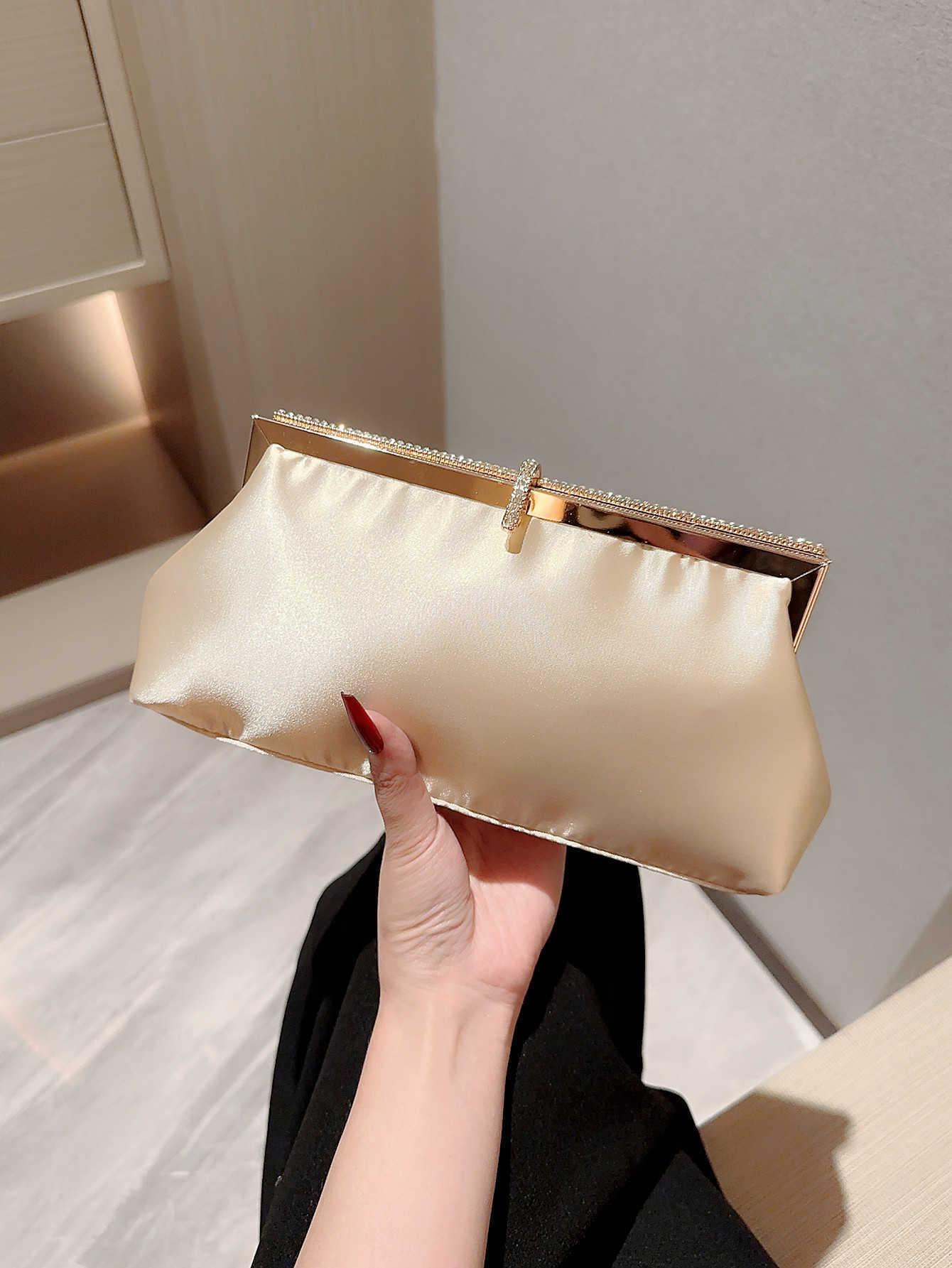 New satin banquet bag, fish hook women's bag, hand-held bag, socialite banquet bag, cheongsam bag, evening dress bag, diamond studded dress bag 2