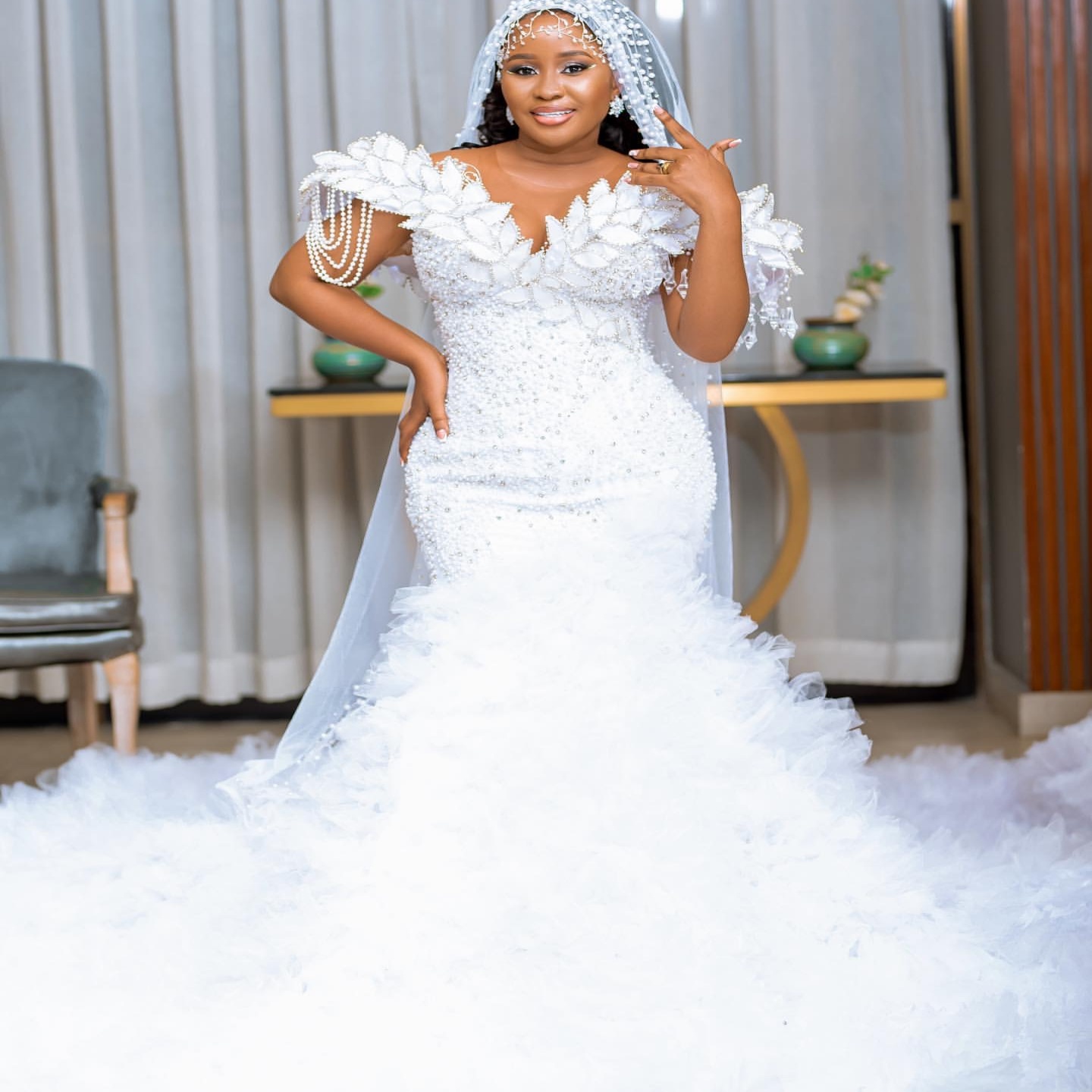 2025 Arabic Aso Ebi Plus Size White Mermaid Wedding Dresses Rhinestones Pearls Flowers Tiers Vintage Bridal Gowns Dress ZJ206