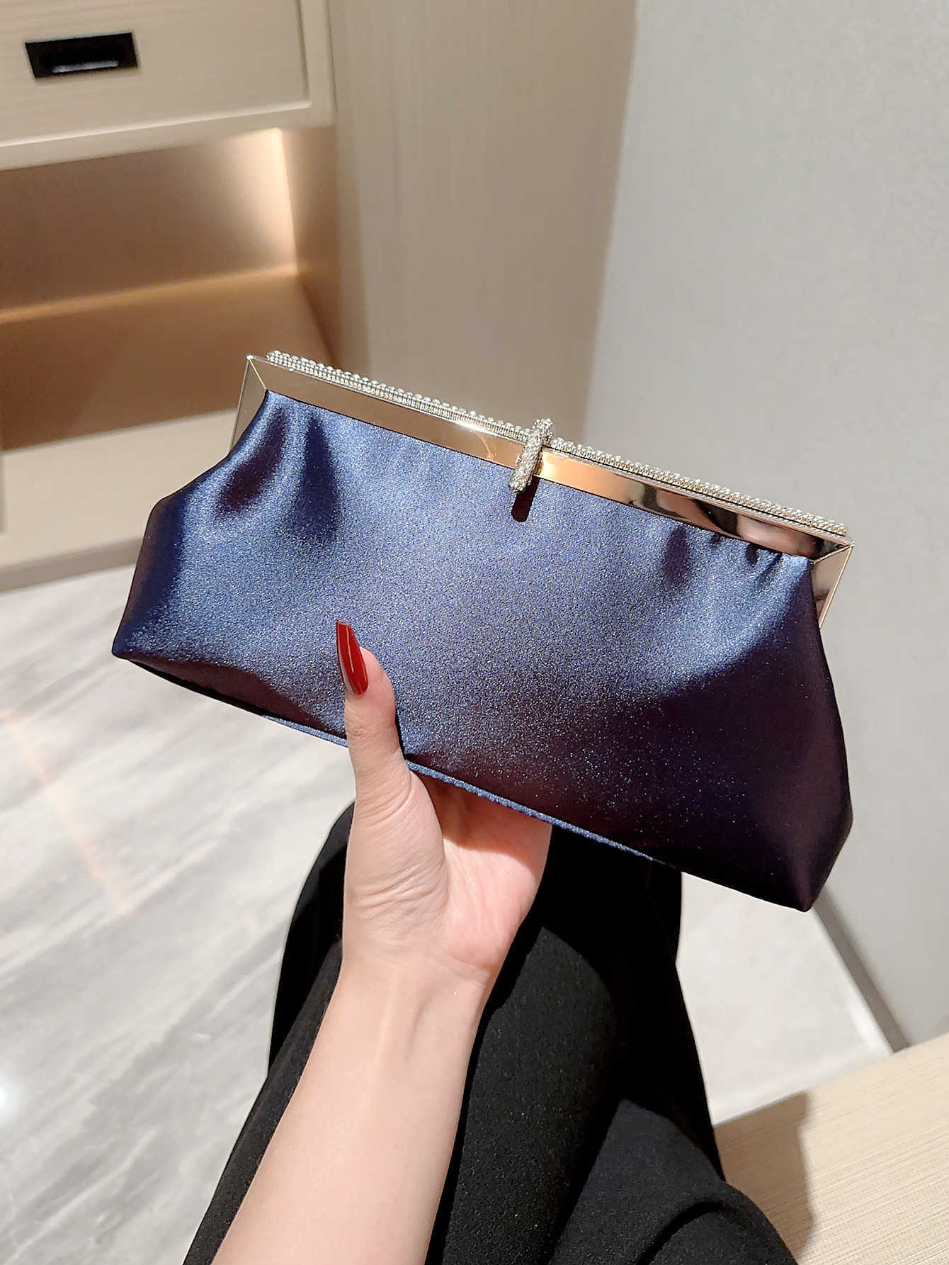 New satin banquet bag, fish hook women's bag, hand-held bag, socialite banquet bag, cheongsam bag, evening dress bag, diamond studded dress bag 2