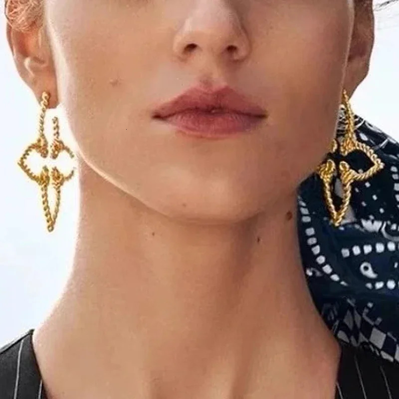 TUES Retro Twisted Floral Hollow Ear Loops Earrings For Women Fashion Jewelry Party Christmas Gift 241128