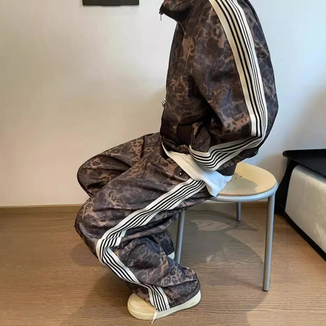 Vintage Leopard Printed Sports Suit Jacket Sweatpants For Men Trendy Digital Printing Striped Vest Style American Retro 241127