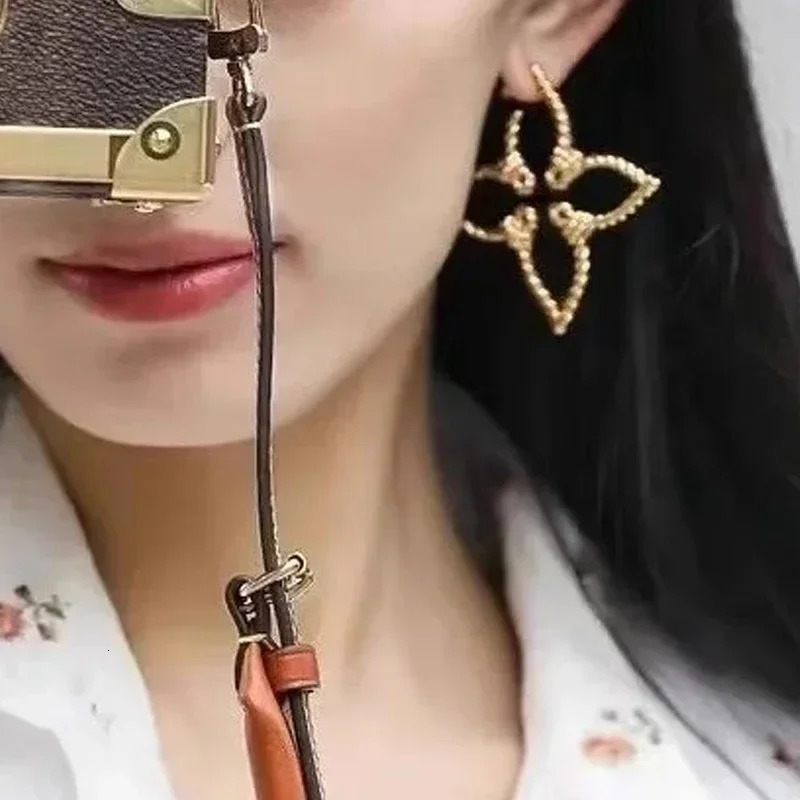 TUES Retro Twisted Floral Hollow Ear Loops Earrings For Women Fashion Jewelry Party Christmas Gift 241128