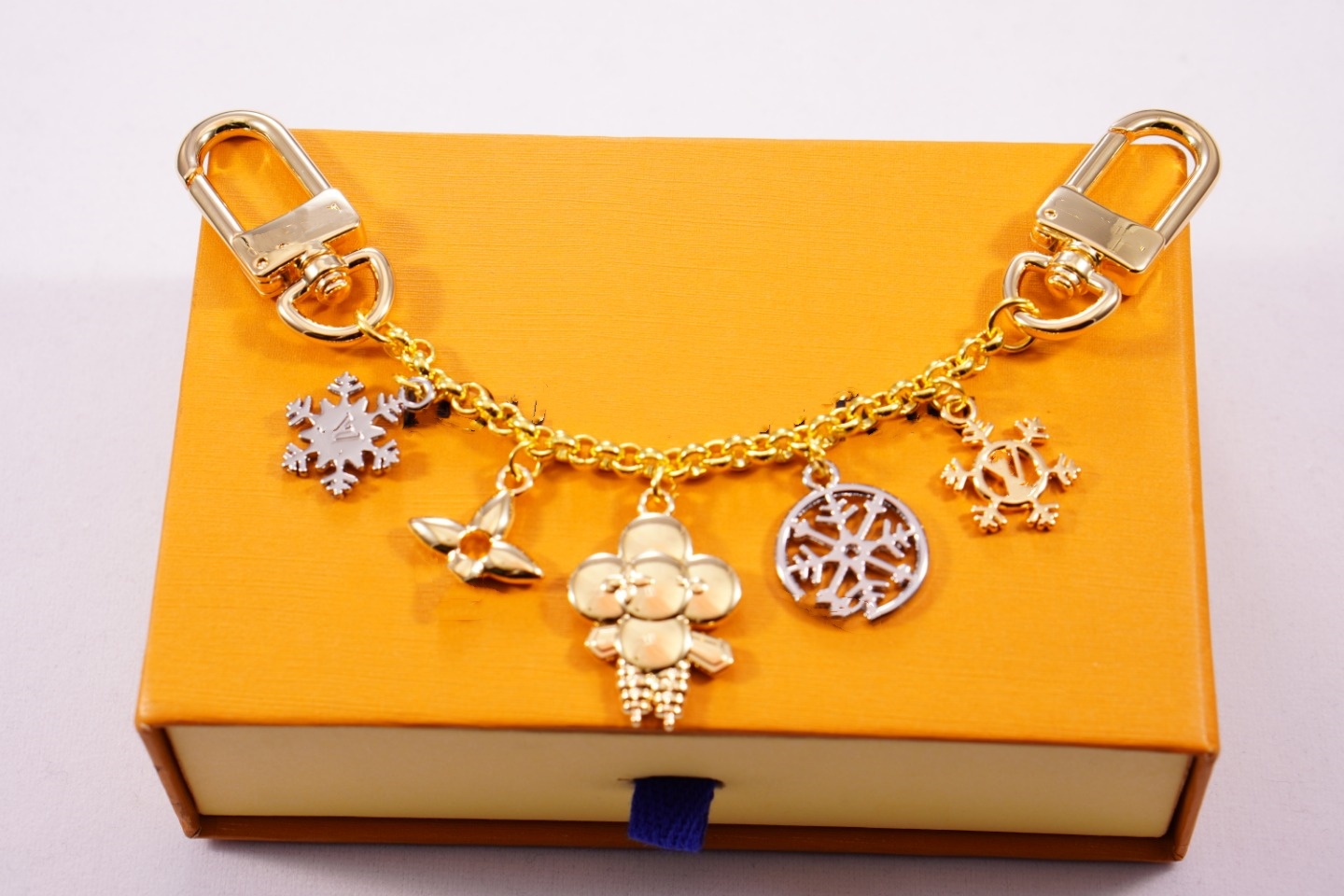 designer keychain women V Letters designers keychain wallet top llavero Car Key Chain Packet chain Buckle jewelry Keyring Keychains Lanyards with box