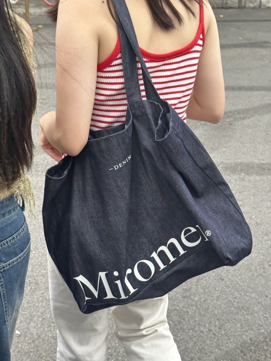 oversized capacity and denim texture. Single shoulder tote bag New with high-end feel for girls