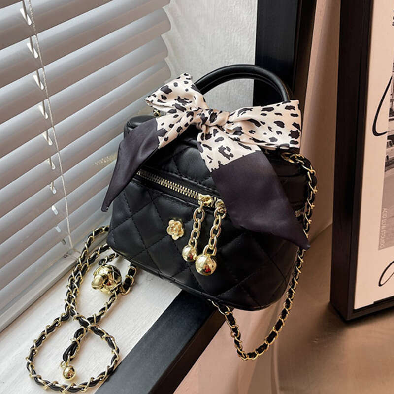 This Year's Popular New Autumn And Winter Hand-Held Dia Grid Chain Crossbody Fashionable Quality Classic
