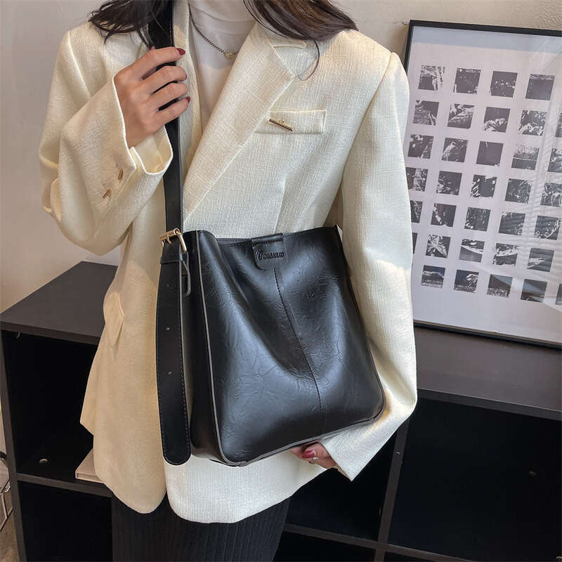 New Retro Women's Bag With A High-End Feel, Korean Version, Large Capacity Water Bucket, Single Shoulder Diagonal Cross Armpit Wholesale, Fashion