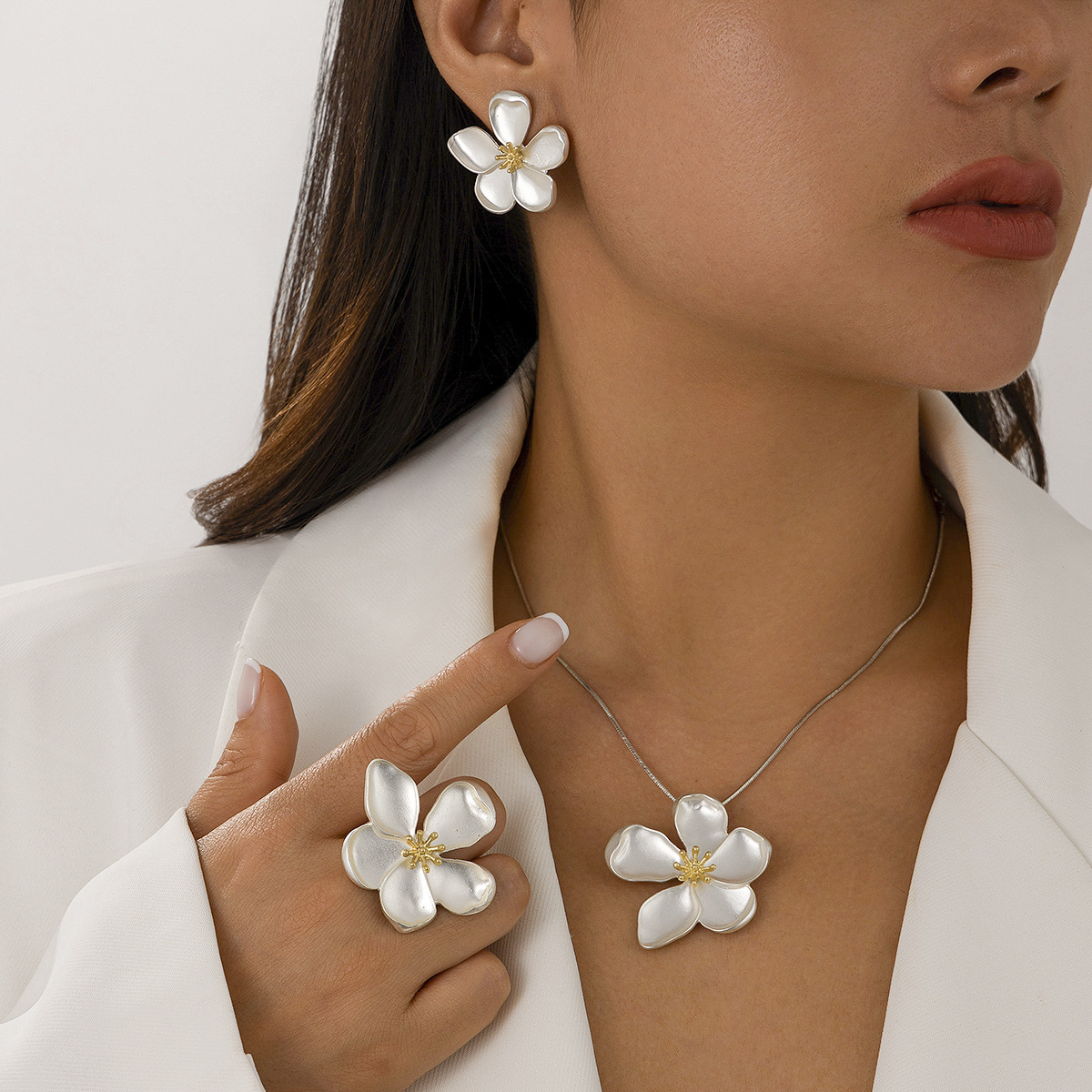 Europe and the United States cross-border jewelry crimped five-leaf stamen snake chain set of necklaces small fresh copper chain alloy collarbone chai
