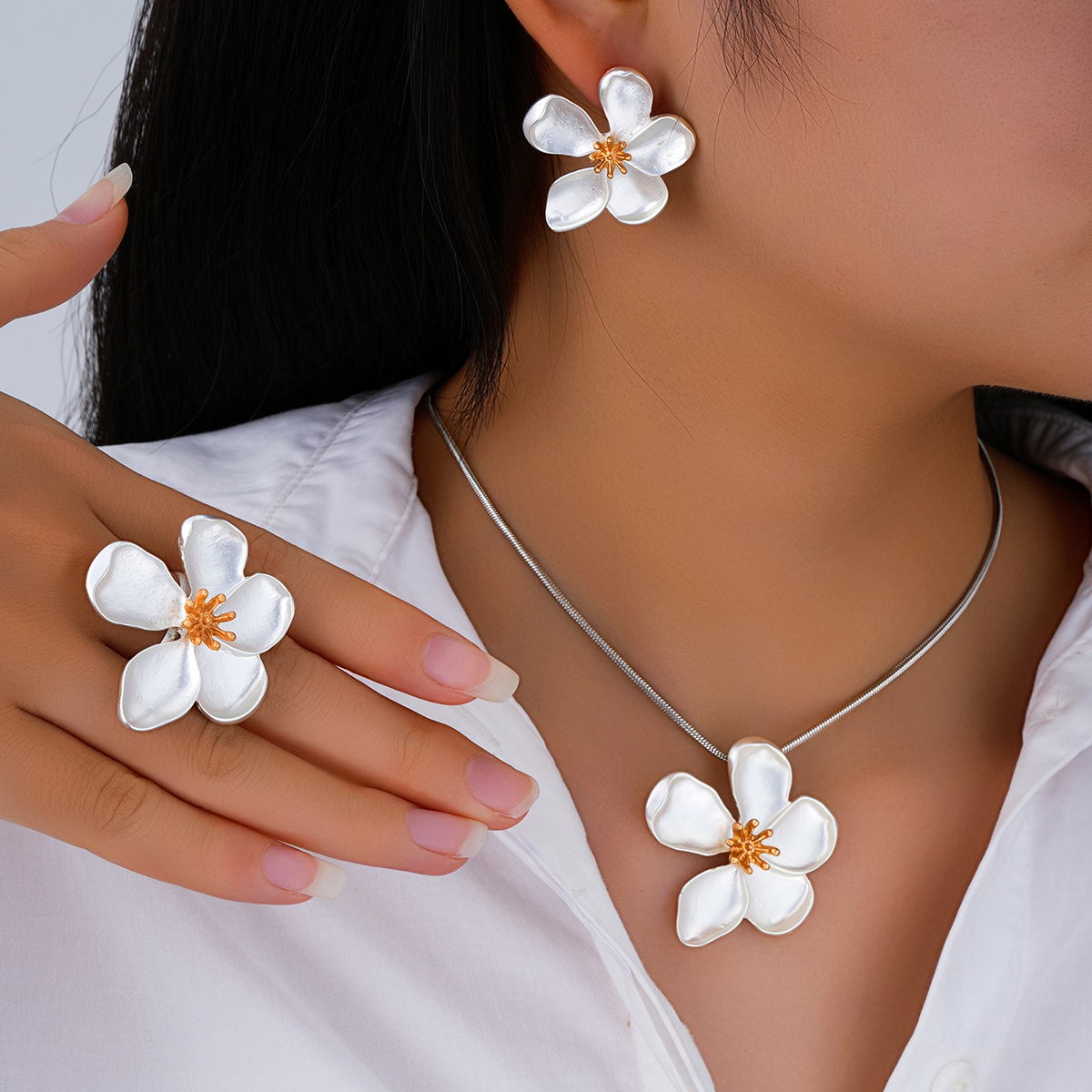 Europe and the United States cross-border jewelry crimped five-leaf stamen snake chain set of necklaces small fresh copper chain alloy collarbone chai