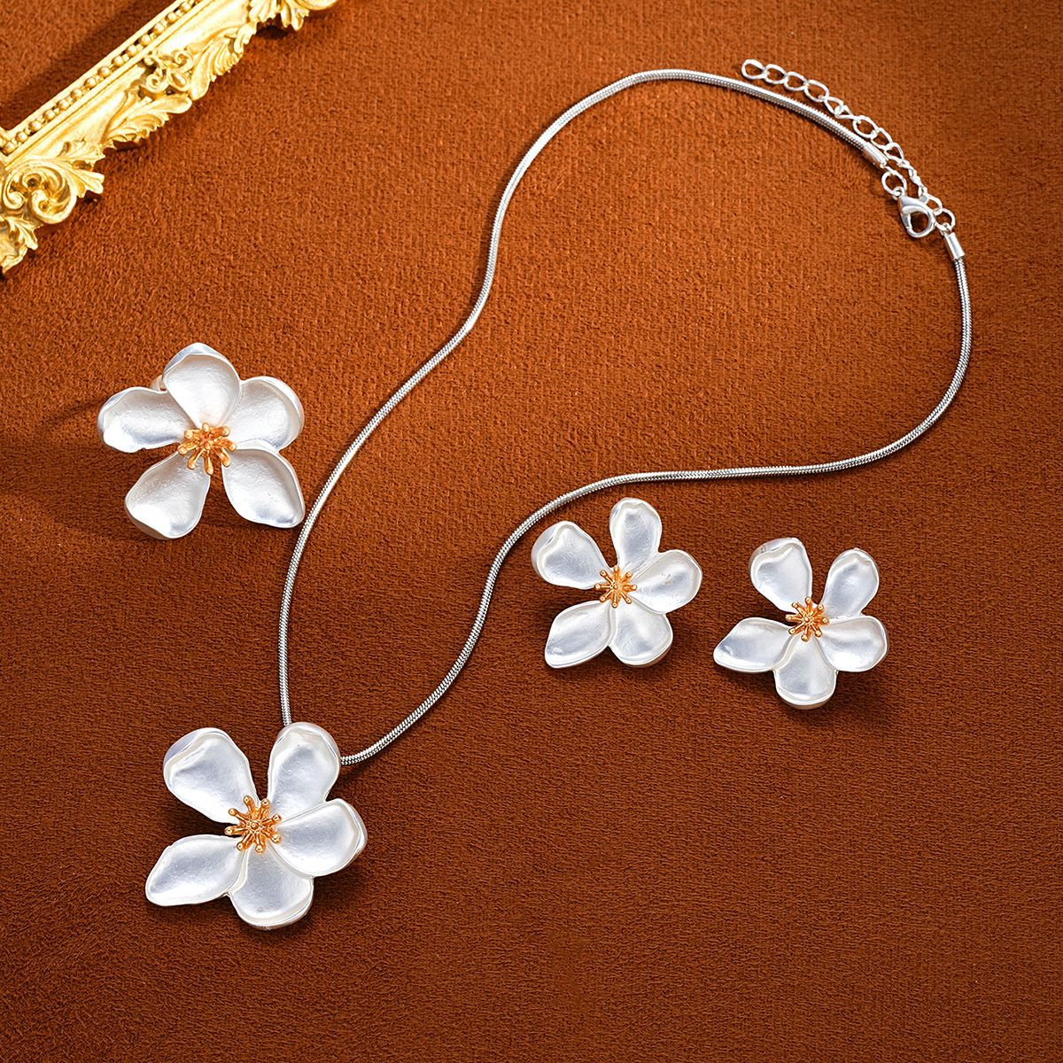 Europe and the United States cross-border jewelry crimped five-leaf stamen snake chain set of necklaces small fresh copper chain alloy collarbone chai