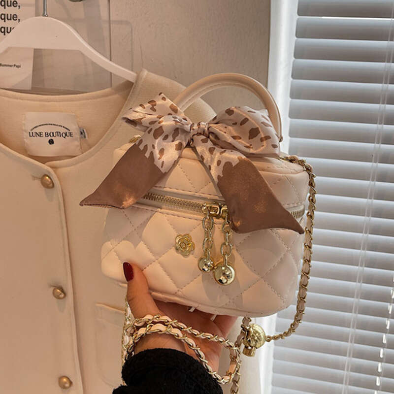 This Year's Popular New Autumn And Winter Hand-Held Dia Grid Chain Crossbody Fashionable Quality Classic B1