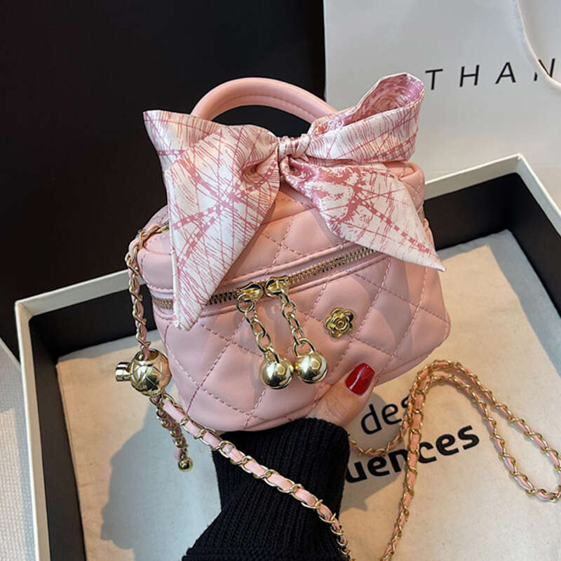 This Year's Popular New Autumn And Winter Hand-Held Dia Grid Chain Crossbody Fashionable Quality Classic