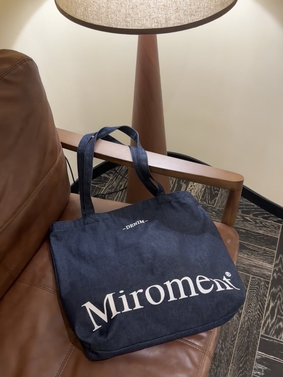 oversized capacity and denim texture. Single shoulder tote bag New with high-end feel for girls