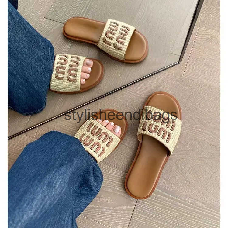 Slippers Womens luxury flat slider 2024 summer shoe wearing round peeping toe womens sandals solid designer casual beach H241128