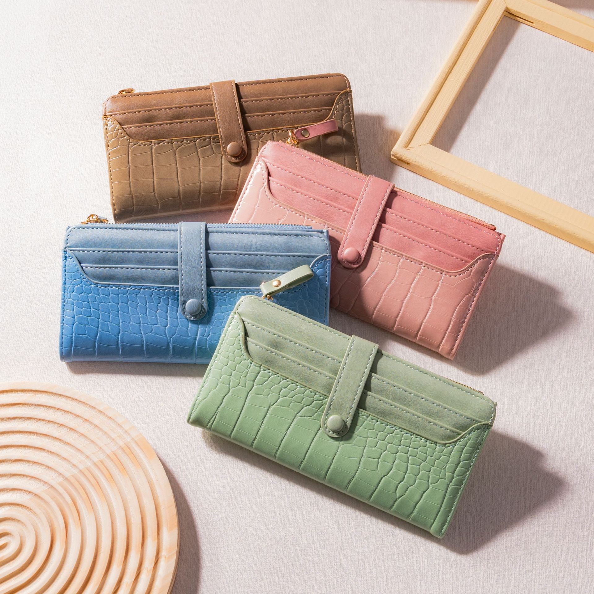 2025 new New Korean Women's Long Fashionable Handheld Bag with Crocodile Pattern Zipper Buckle Creative Light Wallet for Women