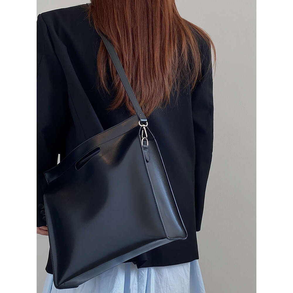 Black PU Leather Messenger Bags for Women Commute Large Capacity Handbags Casual Business Laptop Bag Simple Briefcase Totes