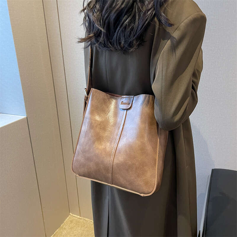 New Retro Women's Bag With A High-End Feel, Korean Version, Large Capacity Water Bucket, Single Shoulder Diagonal Cross Armpit Wholesale, Fashion