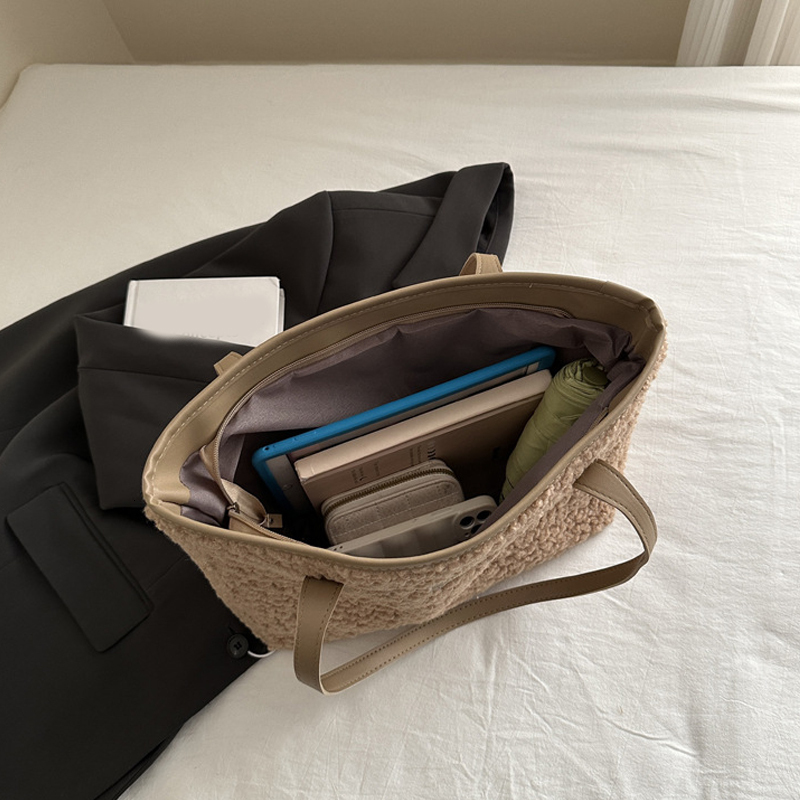 New Soft Handbag Large Capacity Autumn/Winter Single Shoulder Women's Lamb Wool Bag Zipper Closed Casual Shopping Designer Travel Handbag