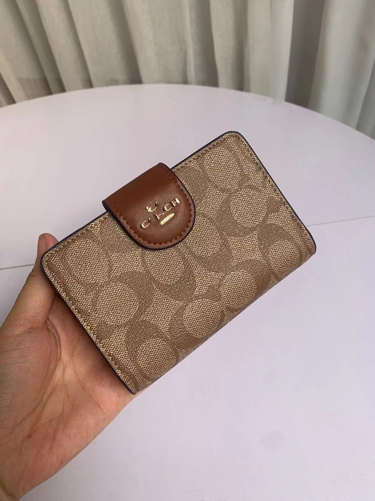 New Link Wallet Handheld Bag Classic Versatile Bag Multi Card Short Clip Wallet European and American Relief Vintage Style