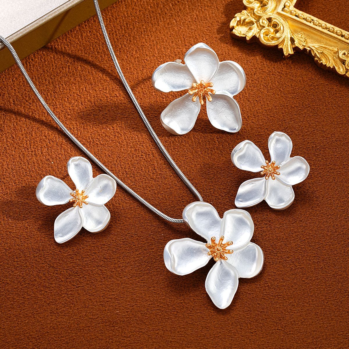 Europe and the United States cross-border jewelry crimped five-leaf stamen snake chain set of necklaces small fresh copper chain alloy collarbone chai