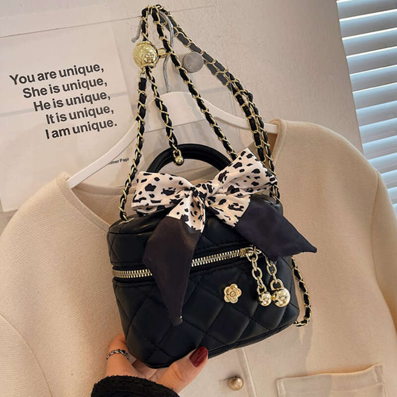This Year's Popular New Autumn And Winter Hand-Held Dia Grid Chain Crossbody Fashionable Quality Classic B2