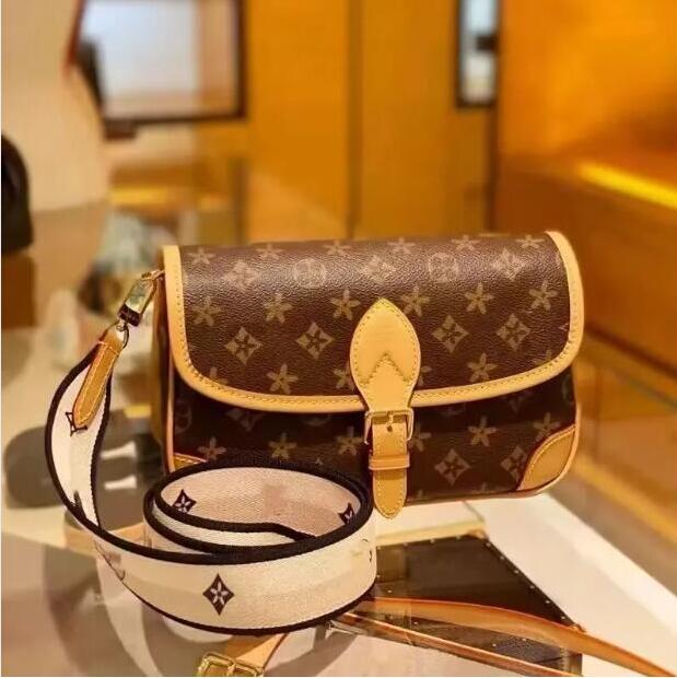 Men Women Luxury Designer Shoulder Bags Vintage Classic Shell Bag Canvas Leather Handbags Ladies Tote Cross body Purse Messenger Bags