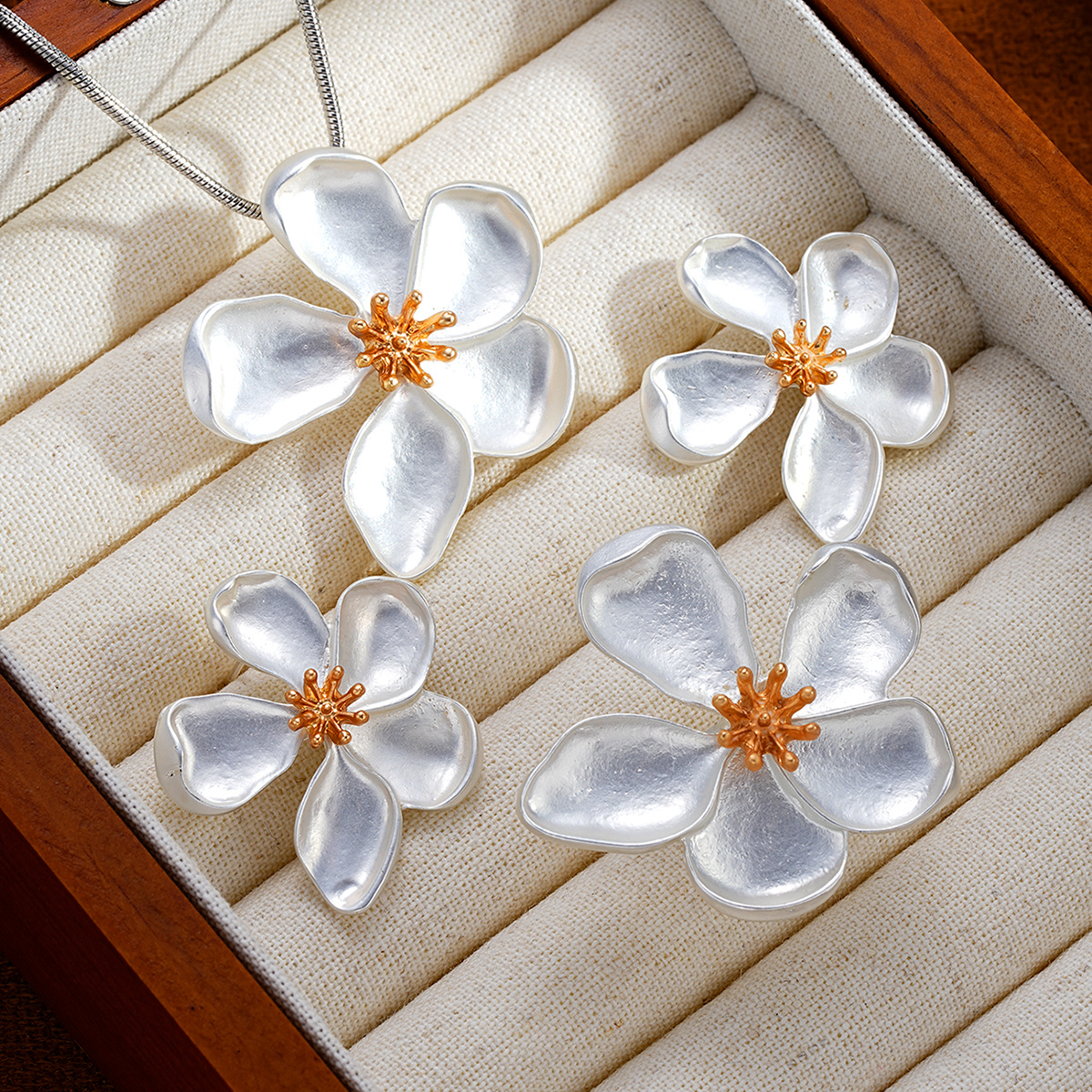 Europe and the United States cross-border jewelry crimped five-leaf stamen snake chain set of necklaces small fresh copper chain alloy collarbone chai